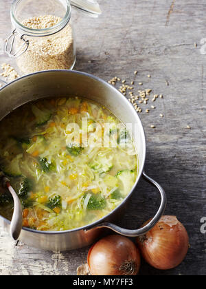 Ancora in vita di pollo e la minestra di verdura con orzo in casseruola, vista aerea Foto Stock