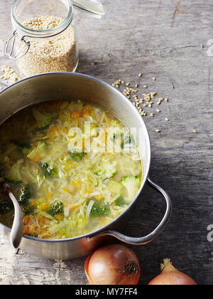 Ancora in vita di pollo e la minestra di verdura con orzo in casseruola, vista aerea Foto Stock