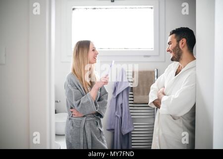 Matura in bagno in chat Foto Stock