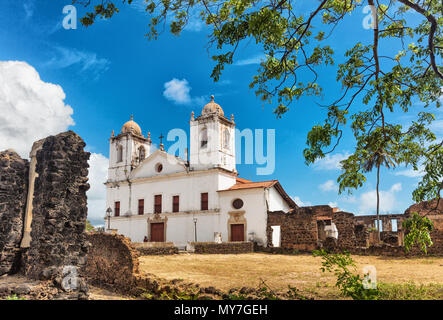 La chiesa, ruderi di edifici storici, São Pedro de Alcantara, Maranhao, Brasile Foto Stock