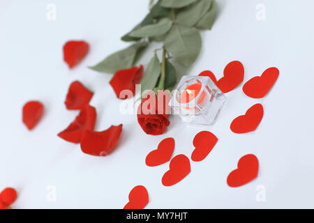 Concetto romantico .candela che brucia e red rose . foto con spazio di copia Foto Stock