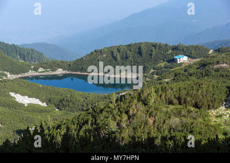 Vista incredibile con il cielo limpido di Sinanitsa lago, montagna Pirin, Bulgaria Foto Stock