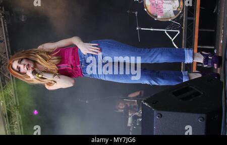 Stoke on Trent,,Uk, Girls Aloud star Nicola Roberts esegue a Stoke segnale 1 credito festival Ian Fairbrother/Alamy Stock foto Foto Stock