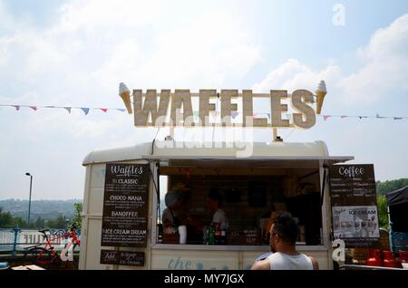 Pressione di stallo di cialda alla street food festival a Alexandra Palace di Londra Regno Unito 2018 Foto Stock