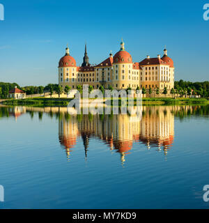 Castello di Moritzburg, residenza di caccia di Augusto il Forte, acqua di riflessione nel lago, Sassonia, Germania Foto Stock