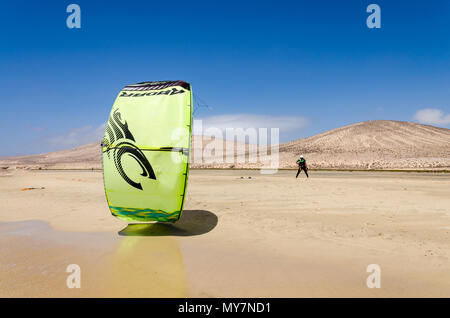 Sotavento Beach, Fuerteventura, Isole Canarie, Spagna: 15 maggio 2018. Un kitesurfer formazione nel Rene Egli di kitesurf e windsurf scuola su Sotaven Foto Stock