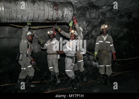 Rustenburg, Sud Africa, 11 ottobre 2008, la Metropolitana di minatori Platinum per il montaggio di un tubo di ventilazione Foto Stock