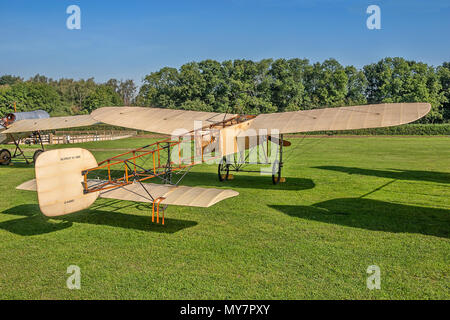 Visto parcheggiato al sole presso Old Warden, Regno Unito nel 2004 è la collezione Shuttleworth's 1909 tipo Blériot XI monoplan G-AANG. Foto Stock