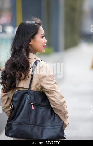 Immagine di una giovane e bella donna cinese outdoor in strada Foto Stock