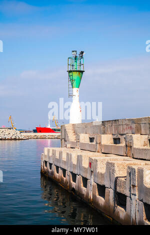 Verde e bianco torre faro nel porto di Burgas, il litorale del Mar Nero, Bulgaria Foto Stock