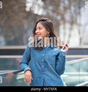 Immagine di una giovane e bella donna cinese outdoor in strada Foto Stock