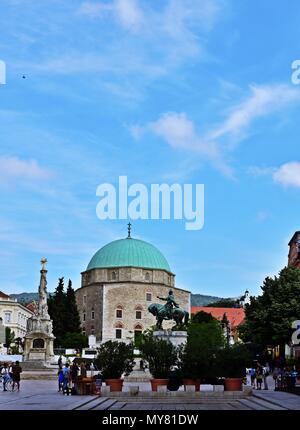 Trinità statua e moschea medievale di Pécs, Ungheria Foto Stock