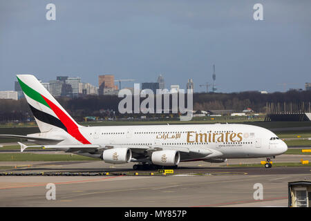 Emirates Airbus A 380-800, aeromobili, all'Aeroporto di Amsterdam Schiphol in North Holland, Paesi Bassi, Foto Stock