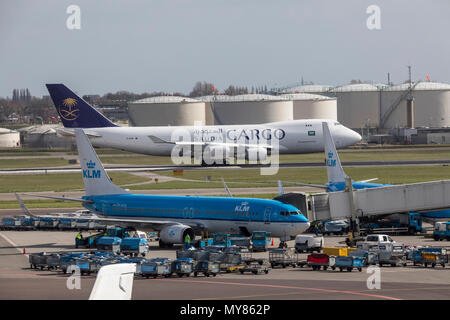 KLM aeromobili, cargo Saudia Boeing 747, aeromobili, all'Aeroporto di Amsterdam Schiphol in North Holland, Paesi Bassi, Foto Stock