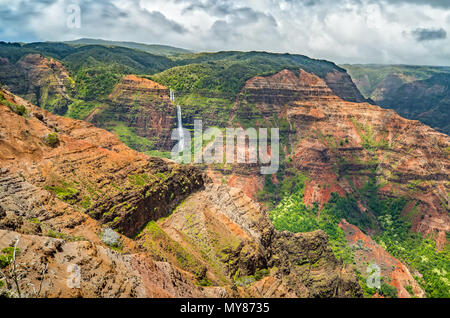 Waipoo cade nel Canyon di Waimea, Kauia, Hawaii Foto Stock