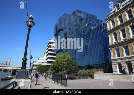 London, Regno Unito - 4 maggio 2018. Il nord e il guscio edificio, sede dell'editore del Daily Express group sul lungofiume del nord del Tamigi. Foto Stock