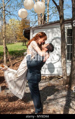 Sposo sposa di sollevamento durante il primo ballo Foto Stock