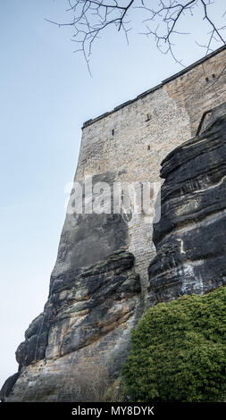 Una popolare attrazione turistica - Festung Königstein. Dettagli dell'enorme parete costruire su pietra arenaria. (Germania) Foto Stock