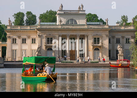 Varsavia Polonia, vista panoramica del palazzo del 18 ° secolo sull'acqua, una ex residenza neoclassica del re Stanislaw Poniatowski nel Parco Lazienki. Foto Stock