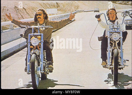 EASY RIDER 1969 Columbia Pictures Film con Peter Fonda a destra e Dennis Hopper Foto Stock