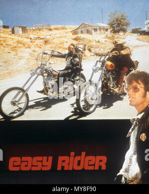 EASY RIDER 1969 Columbia Pictures Film con Peter Fonda a destra e Dennis Hopper Foto Stock