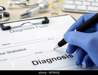 Medico prescrizione di scrittura in un ospedale, immagine concettuale Foto Stock