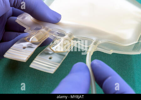Infermiere preparazione di sacca di plasma in un ospedale, immagine concettuale Foto Stock