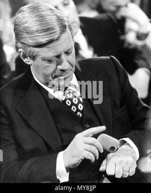 Il cancelliere tedesco Helmut Schmidt mette alcune tabacco da fiuto sulla sua mano durante una cerimonia di premiazione in Amburgo il 5 dicembre 1975. | Utilizzo di tutto il mondo Foto Stock