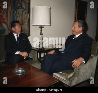 Il primo ministro di Singapore Lee Kuan Yew (1959-1990) incontro con il Cancelliere tedesco Willy Brandt (R) a Bonn in Germania nel mese di ottobre 1970. Lee Kuan Yew era nato a Singapore il 16 settembre 1923. | Utilizzo di tutto il mondo Foto Stock