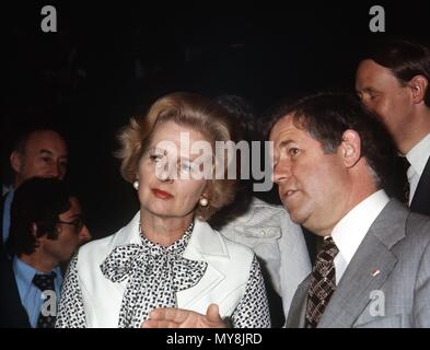 Il leader del partito conservatore britannico, Margaret Thatcher, in conversazione con CDU Segretario generale Kurt Biedenkopf al CDU conferenza di partito ad Hannover, Germania, nel maggio 1976. | Utilizzo di tutto il mondo Foto Stock