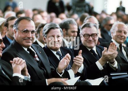 Il governatore repubblicano dello Stato di New York, Nelson Rockefeller A. (2.f.l) nel corso di una cerimonia che segna il bicentenario degli Stati Uniti presso la Paulskirche (St. La Chiesa di Paolo) di Francoforte sul Meno, il 15 maggio 1976. Nella foto sono inoltre presenti CDU leader Helmut Kohl (L), il cancelliere tedesco Helmut Schmidt (2.f.L.) e Presidente tedesco Walter Scheel (R). | Utilizzo di tutto il mondo Foto Stock