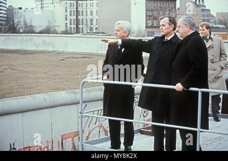 (L-R): sindaco di Berlino Richard von Weizsaecker, Vice Presidente USA George H. W. Bush e il cancelliere tedesco Helmut Kohl visita il muro di Berlino, il 31 gennaio 1983. | Utilizzo di tutto il mondo Foto Stock