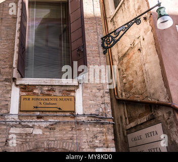 Venezia-marzo 10:calle veneziana placche,Venezia,l'Italia,su marzo 10,2017. Foto Stock