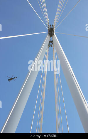 Un elicottero sorvola Hungerford Bridge di Londra. Foto Stock