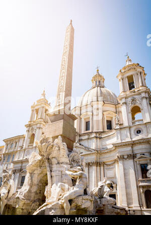La Fontana dei Quattro Fiumi al centro di Piazza Navona, considerato come capolavoro del Bernini. La piazza è considerato uno della Roma più beaut Foto Stock