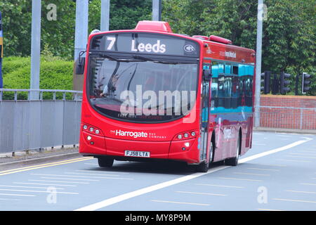 L' Harrogate società di autobus numero 7 autobus in partenza Leeds Stazione degli Autobus Foto Stock