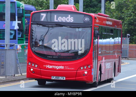 L' Harrogate società di autobus numero 7 autobus in partenza Leeds Stazione degli Autobus Foto Stock