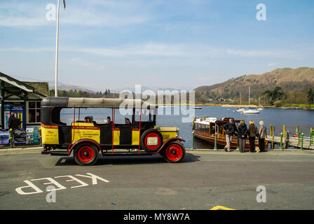 Charabanc Tours carrelli motore bus vintage a Waterhead, Ambleside, sul lago di Windermere, Cumbria, Regno Unito. Veicolo classico Foto Stock