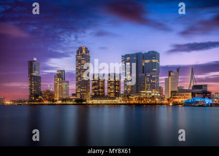 Kop van Zuid a Rotterdam da notte. Skyline durante l ora di blu, tramonto Foto Stock