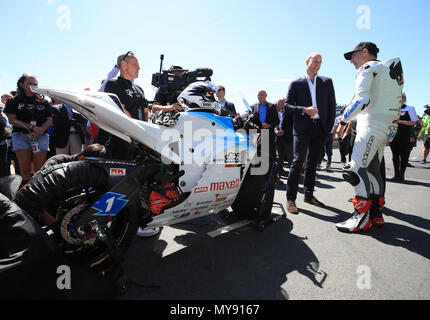 Il Duca di Cambridge è mostrata una bici da motociclista Michael Rutter come frequenta l'Isola di Man TT durante la sua visita all'isola. Foto Stock