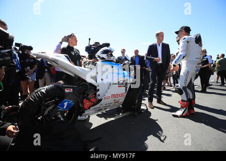 Il Duca di Cambridge è mostrata una bici da motociclista Michael Rutter come frequenta l'Isola di Man TT durante la sua visita all'isola. Foto Stock
