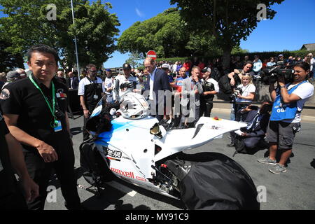 Il Duca di Cambridge è mostrata una bici da motociclista Michael Rutter come frequenta l'Isola di Man TT durante la sua visita all'isola. Foto Stock