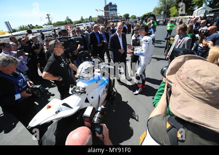 Il Duca di Cambridge è mostrata una bici da motociclista Michael Rutter come frequenta l'Isola di Man TT durante la sua visita all'isola. Foto Stock