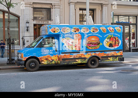 Il Kakao cibo marocchino Halal Grill cibo carrello parcheggiato sulla Fifth Avenue a Manhattan, New York City. Foto Stock