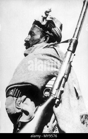 . Inglese: un membro del Khyber Fucili a canna rigata, 1946. Fotografia di maggiore UN G Harfield, Khyber Fucili a canna rigata, 1946. Il Khyber fucili sono state uno dei diversi gruppi paramilitari di unità di polizia assunti dal tribesmen di Frontiera del Nord Ovest. Essi sono serviti come ausiliari per la regolare esercito indiano. Sollevate nei primi anni 1880 e assunto da Afridi tribesmen Pathan, i fucili sono stati comandati da ufficiali britannici distaccati da regolari reggimenti indiani. Quando il Pakistan ha vinto la sua indipendenza nel 1947 i fucili divenne parte del nuovo paese di frontiera del corpo. Oggi il Khyber Rifles sono impegnati nel rintracciare le racconto Foto Stock