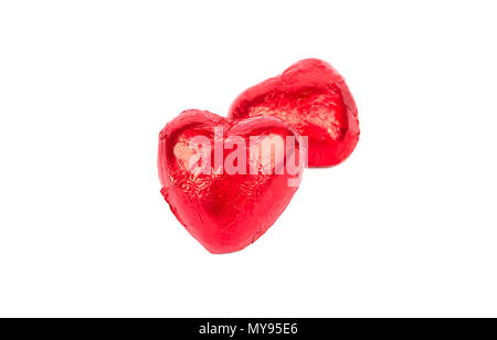 2 scatola di cioccolatini in lamina di rosso a forma di cuore su uno sfondo bianco Foto Stock