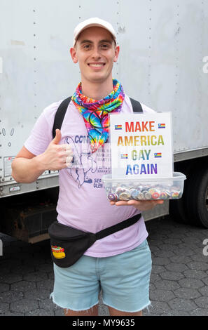 Un giovane uomo in Union Square Park a Manhattan vendita di pulsanti e tenendo un cartello che diceva fare AMERICA GAY nuovamente. Foto Stock