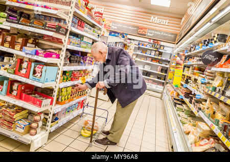 Uomo anziano acquisti in un supermercato Tesco Express supermercato, London, Regno Unito Foto Stock