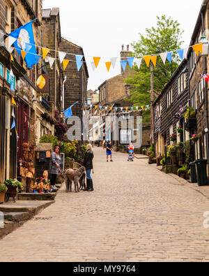 Ricerca di Main St in Haworth, West Yorkshire Foto Stock