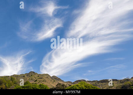 Cirrus nuvole contro un cielo blu nel distretto del Lago Foto Stock